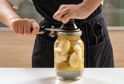 Фото шага рецепта Компот из яблок на зиму в литровой банке 190278 шаг 9  