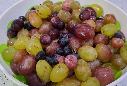 Фото шага рецепта Компот из яблок персиков и винограда 190338 шаг 2  