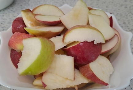 Фото шага рецепта Компот из яблок персиков и винограда 190338 шаг 3  