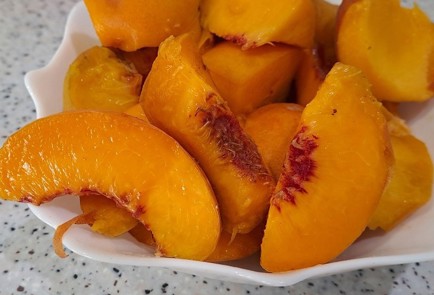 Фото шага рецепта Компот из яблок персиков и винограда 190338 шаг 4  