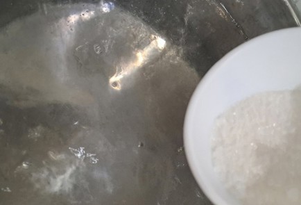 Фото шага рецепта Компот из яблок персиков и винограда 190338 шаг 5  