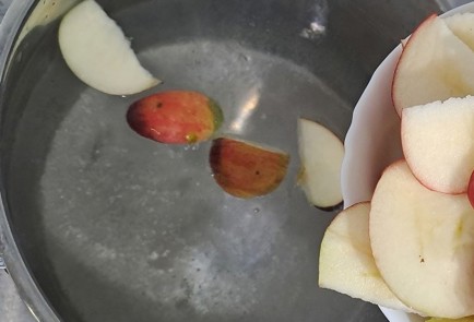 Фото шага рецепта Компот из яблок персиков и винограда 190338 шаг 6  