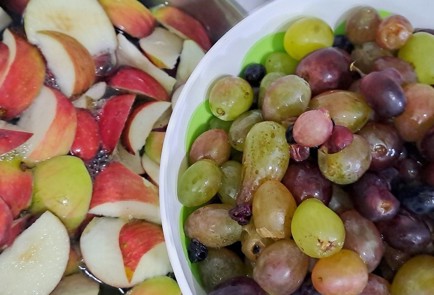 Фото шага рецепта Компот из яблок персиков и винограда 190338 шаг 7  