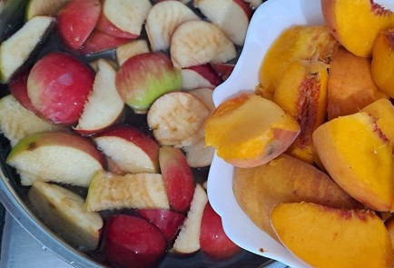 Фото шага рецепта Компот из яблок персиков и винограда 190338 шаг 8  