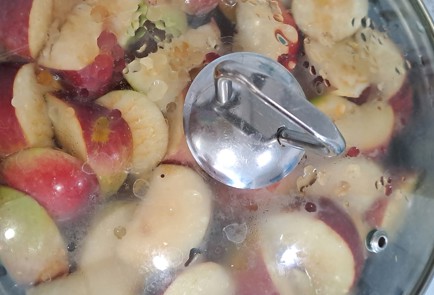 Фото шага рецепта Компот из яблок персиков и винограда 190338 шаг 9  
