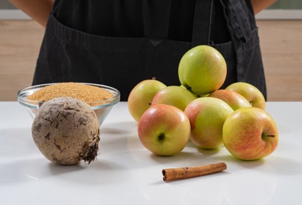 Фото шага рецепта Компот из яблок со свеклой 174635 шаг 1