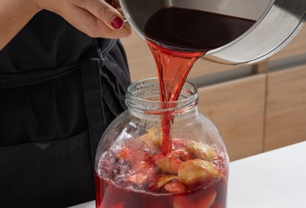 Фото шага рецепта Компот из яблок со свеклой 174635 шаг 8