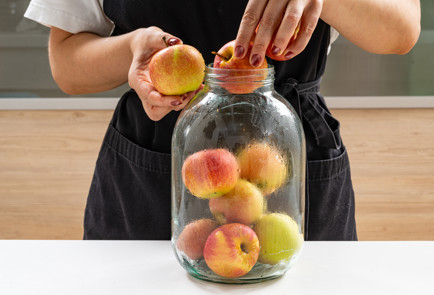 Фото шага рецепта Компот на зиму из целых яблок 190276 шаг 3  