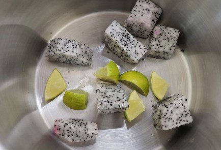 Фото шага рецепта Компот 189096 шаг 2  