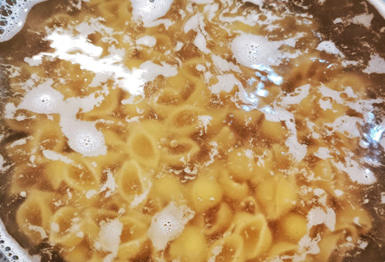 Фото шага рецепта Конкилье с соусом песто и горгонзолой 151969 шаг 1  