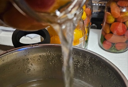 Фото шага рецепта Консервированные помидоры черри 190093 шаг 6  