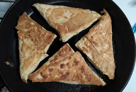 Фото шага рецепта Конвертики из лаваша с творогом и зеленью 187933 шаг 12  