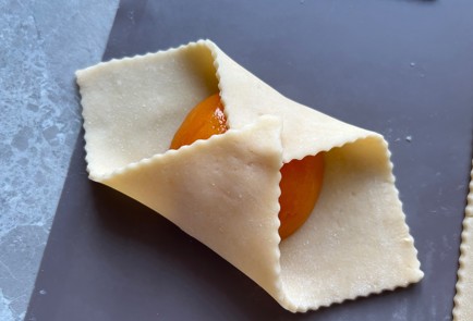 Фото шага рецепта Конвертики с персиками 176022 шаг 10