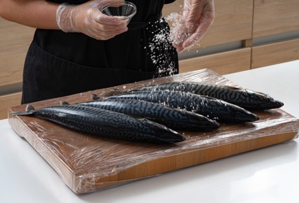 Фото шага рецепта Копченая скумбрия на мангале 173978 шаг 3  