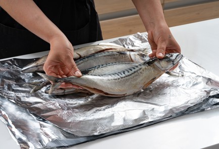 Фото шага рецепта Копченая скумбрия на мангале 173978 шаг 7  