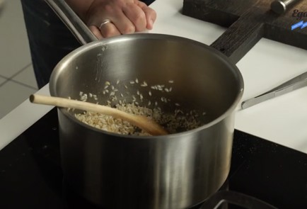 Фото шага рецепта Ризотто с лисичками и зеленью 125473 шаг 3  