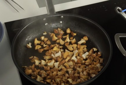 Фото шага рецепта Ризотто с лисичками и зеленью 125473 шаг 4  