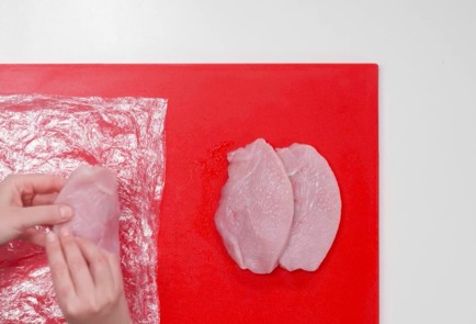 Фото шага рецепта Кордон блю из стейка индейки с ветчиной Кампана 175264 шаг 2  