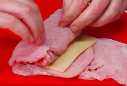 Фото шага рецепта Кордон блю из стейка индейки с ветчиной Кампана 175264 шаг 4  