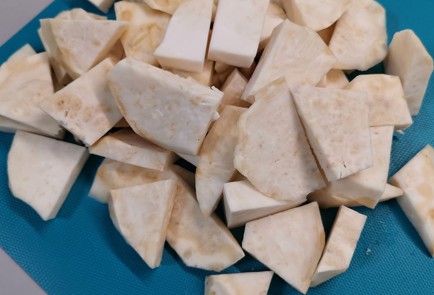 Фото шага рецепта Корень сельдерея обжаренный на сале 153104 шаг 1