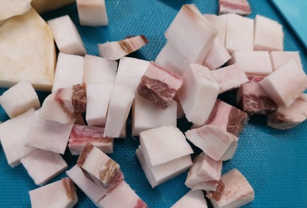 Фото шага рецепта Корень сельдерея обжаренный на сале 153104 шаг 2