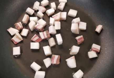 Фото шага рецепта Корень сельдерея обжаренный на сале 153104 шаг 3