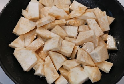 Фото шага рецепта Корень сельдерея обжаренный на сале 153104 шаг 7