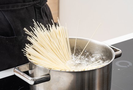 Фото шага рецепта Корейский холодный суп с редиской и лапшой 176347 шаг 2