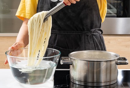 Фото шага рецепта Корейский холодный суп с редиской и лапшой 176347 шаг 3