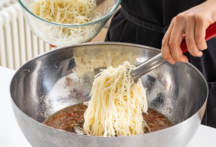 Фото шага рецепта Корейский холодный суп с редиской и лапшой 176347 шаг 8