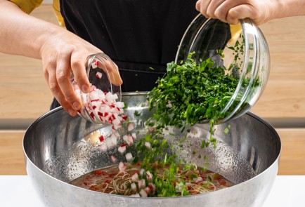 Фото шага рецепта Корейский холодный суп с редиской и лапшой 176347 шаг 9