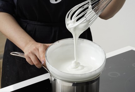 Фото шага рецепта Корзиночки с белковым кремом и ягодами 152952 шаг 11  