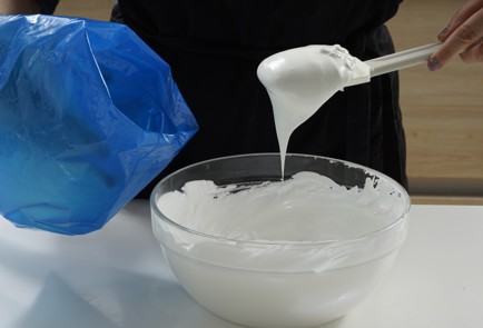 Фото шага рецепта Корзиночки с белковым кремом и ягодами 152952 шаг 12  