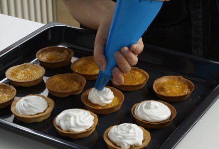 Фото шага рецепта Корзиночки с белковым кремом и ягодами 152952 шаг 14  