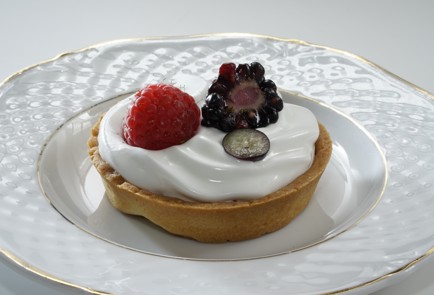 Фото шага рецепта Корзиночки с белковым кремом и ягодами 152952 шаг 15  