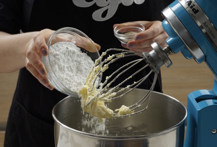 Фото шага рецепта Корзиночки с белковым кремом и ягодами 152952 шаг 3  