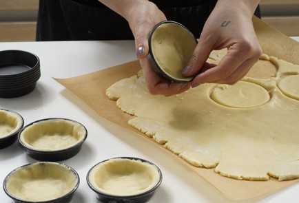 Фото шага рецепта Корзиночки с белковым кремом и ягодами 152952 шаг 8  