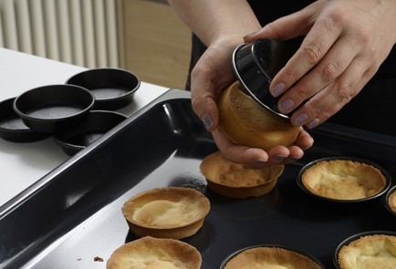 Фото шага рецепта Корзиночки с белковым кремом и ягодами 152952 шаг 9  