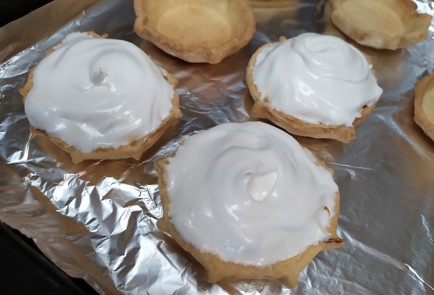 Фото шага рецепта Корзиночки с лимонным кремом и меренгой 189135 шаг 13  