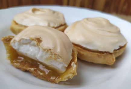 Фото шага рецепта Корзиночки с лимонным кремом и меренгой 189135 шаг 15  