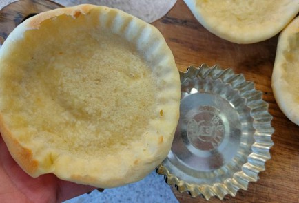 Фото шага рецепта Корзиночки с творожным кремом и ягодами 189247 шаг 25  