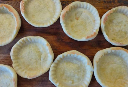 Фото шага рецепта Корзиночки с творожным кремом и ягодами 189247 шаг 26  