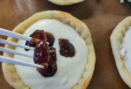 Фото шага рецепта Корзиночки с творожным кремом и ягодами 189247 шаг 28  