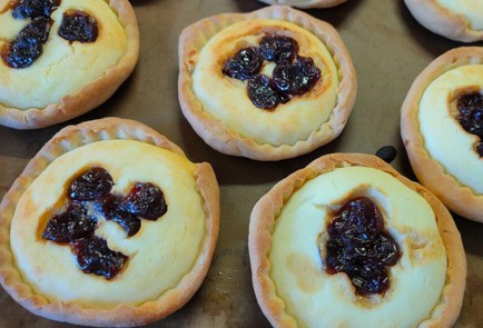 Фото шага рецепта Корзиночки с творожным кремом и ягодами 189247 шаг 30  