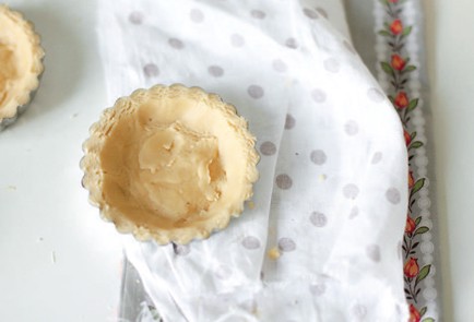 Фото шага рецепта Корзиночки  с  заварным карамельным  кремом  и  клубникой 138824 шаг 2  