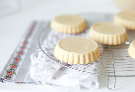 Фото шага рецепта Корзиночки  с  заварным карамельным  кремом  и  клубникой 138824 шаг 3  