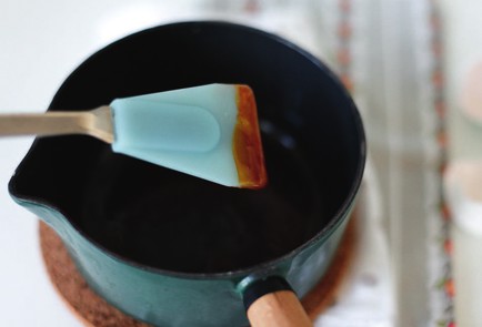 Фото шага рецепта Корзиночки  с  заварным карамельным  кремом  и  клубникой 138824 шаг 4  