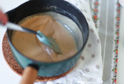 Фото шага рецепта Корзиночки  с  заварным карамельным  кремом  и  клубникой 138824 шаг 5  