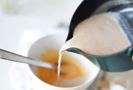 Фото шага рецепта Корзиночки  с  заварным карамельным  кремом  и  клубникой 138824 шаг 7  