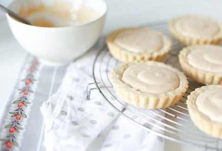 Фото шага рецепта Корзиночки  с  заварным карамельным  кремом  и  клубникой 138824 шаг 8  